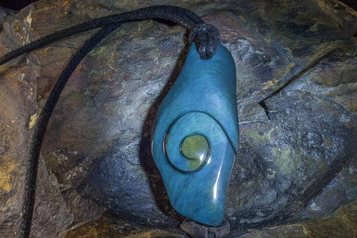 Pendentif Spiralé d'Obsidienne Manta Huichol AAA + – Image 2