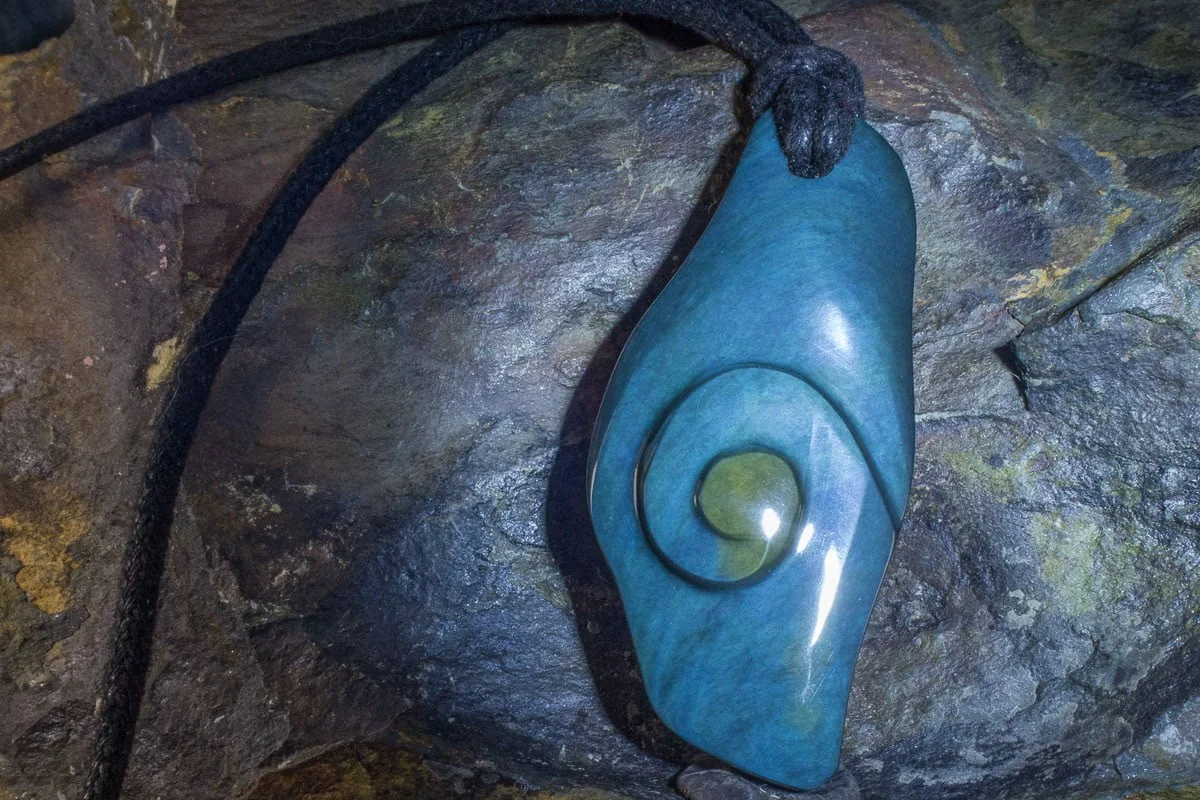 Pendentif spiralé en obsidienne Manta Huichol (ou Mentogochol) AAA +