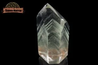 Pointe polie de cristal de roche avec fantômes de chlorite