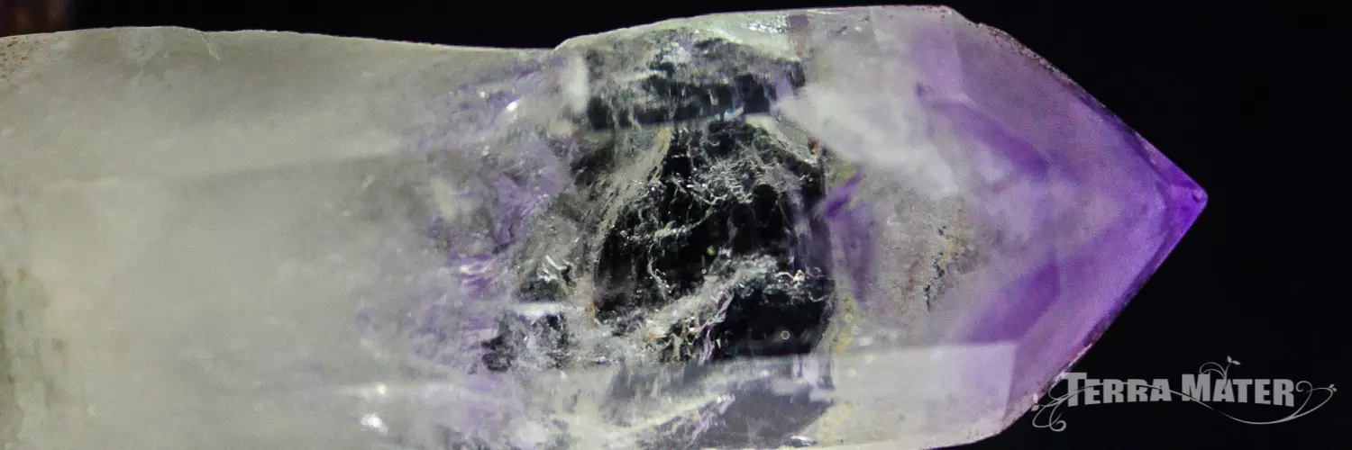Cristal de roche à fantôme d'améthyste