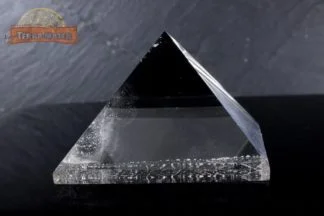 Pyramide en cristal de roche