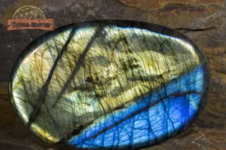 Exceptionnel galet plat de labradorite de Madagascar, travaillé à la main dans un atelier malgache.
