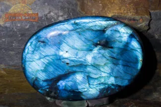 Exceptionnel galet plat de labradorite de Madagascar, travaillé à la main dans un atelier malgache.