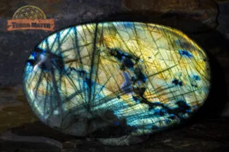 Exceptionnel galet plat de labradorite de Madagascar, travaillé à la main dans un atelier malgache.