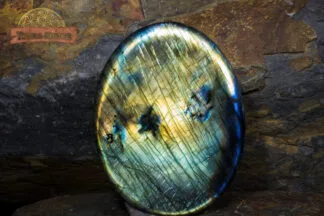 Exceptionnel galet plat de labradorite de Madagascar, travaillé à la main dans un atelier malgache.